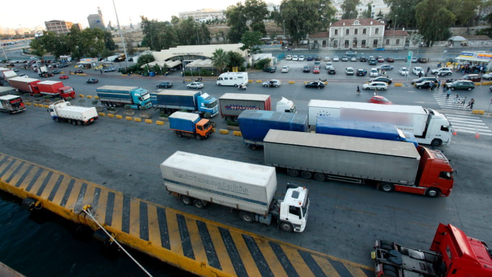 Φορτηγά στο λιμάνι του Πειραιά